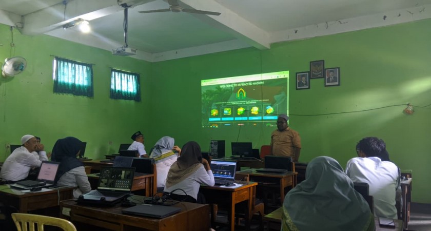 Pelatihan Website Tingkatkan Kualitas Guru di MI Wachid Hasyim