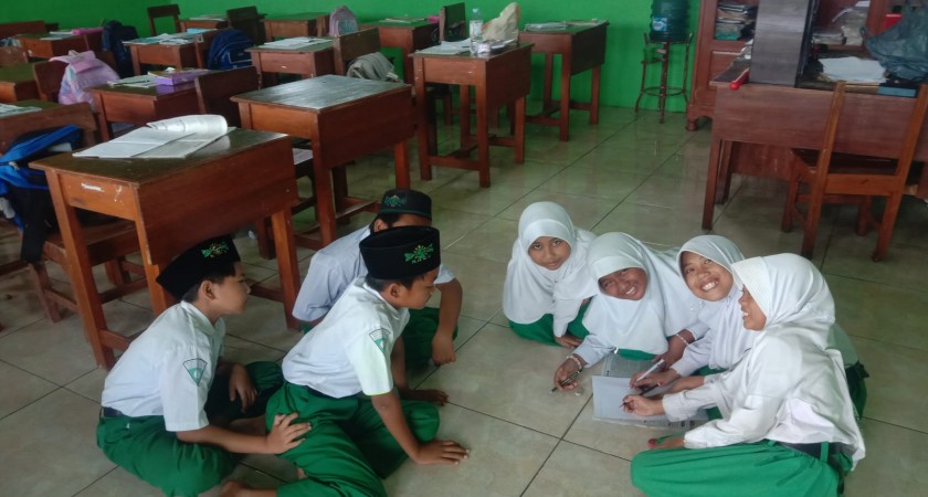 Mencari Arti Kosakata pada Teks Bacaan