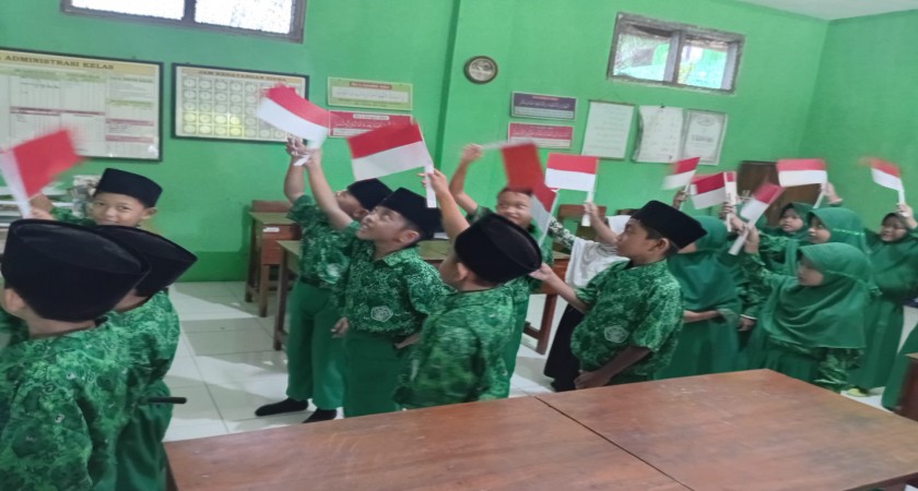 Kegiatan Pembelajaran Pendidikan Pancasila “Mengenal Indonesia” di Kelas 1B MI Wachid Hasyim